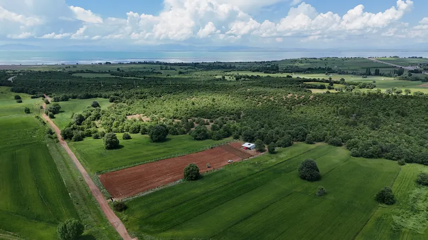 Saha ve göl panoraması